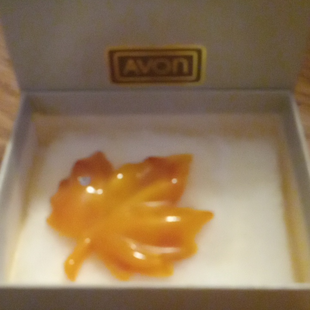 1985 Avon maple leaf dew Touch pin uncirculated from 25 yr collection